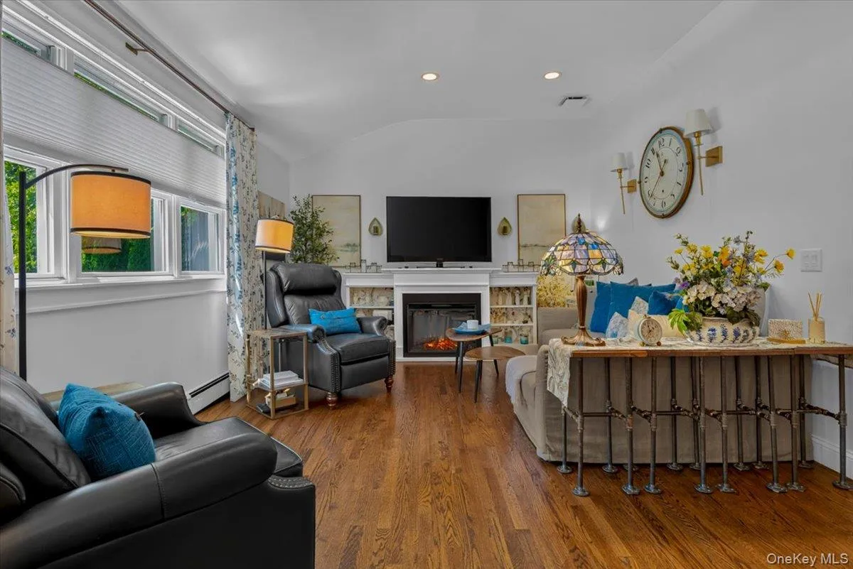 98 Florida Avenue, Smithtown, NY, 4 Bedrooms Bedrooms, 9 Rooms Rooms,4 BathroomsBathrooms,Residential,For Rent,Florida,0,1023724 98 Florida Avenue, Smithtown, NY, 4 Bedrooms Bedrooms, 9 Rooms Rooms,4 BathroomsBathrooms,Residential,For Rent,Florida,0,1023724