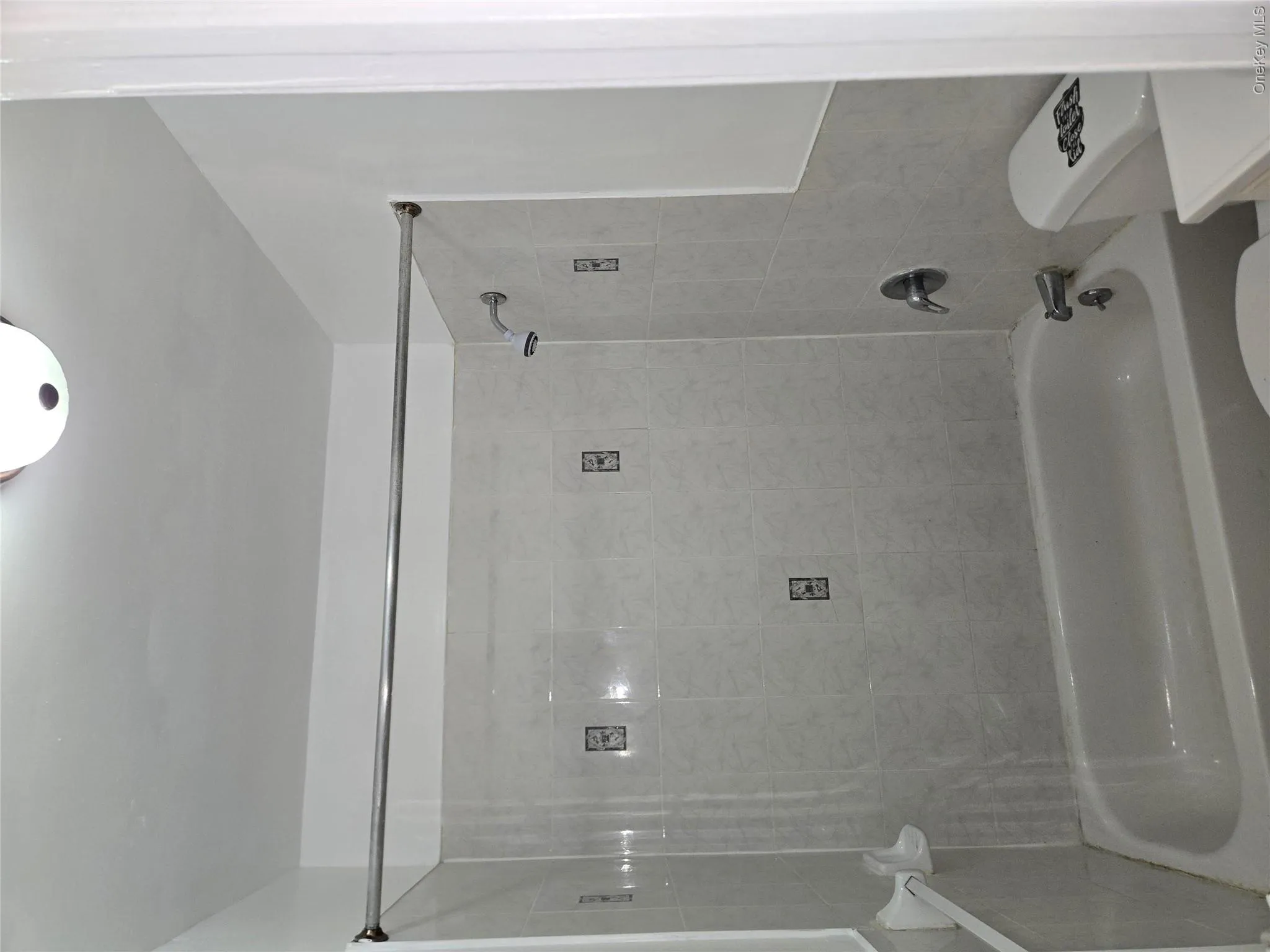 Main Bathroom Main Bathroom