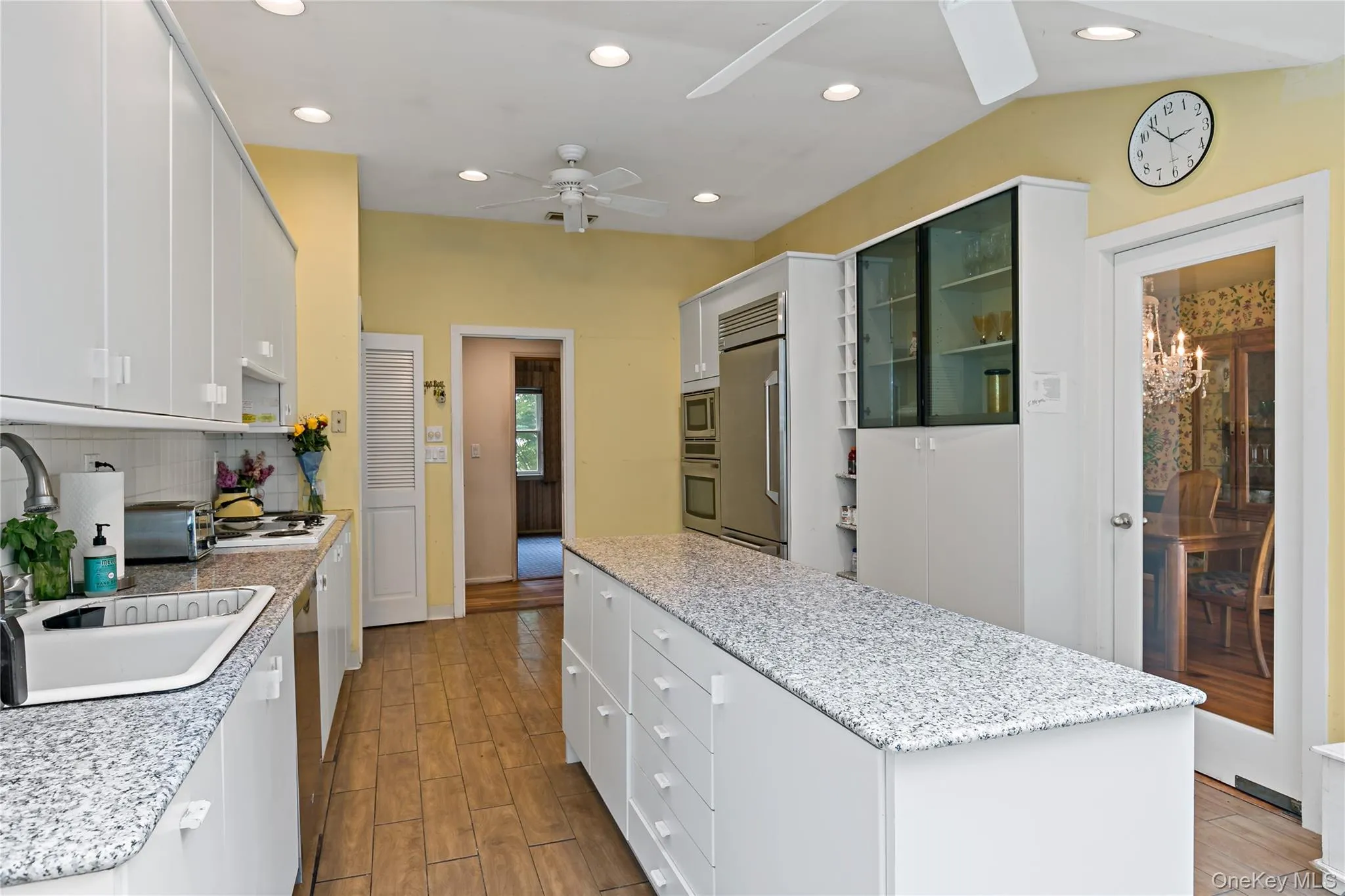 Large Eat-in Kitchen Large Eat-in Kitchen