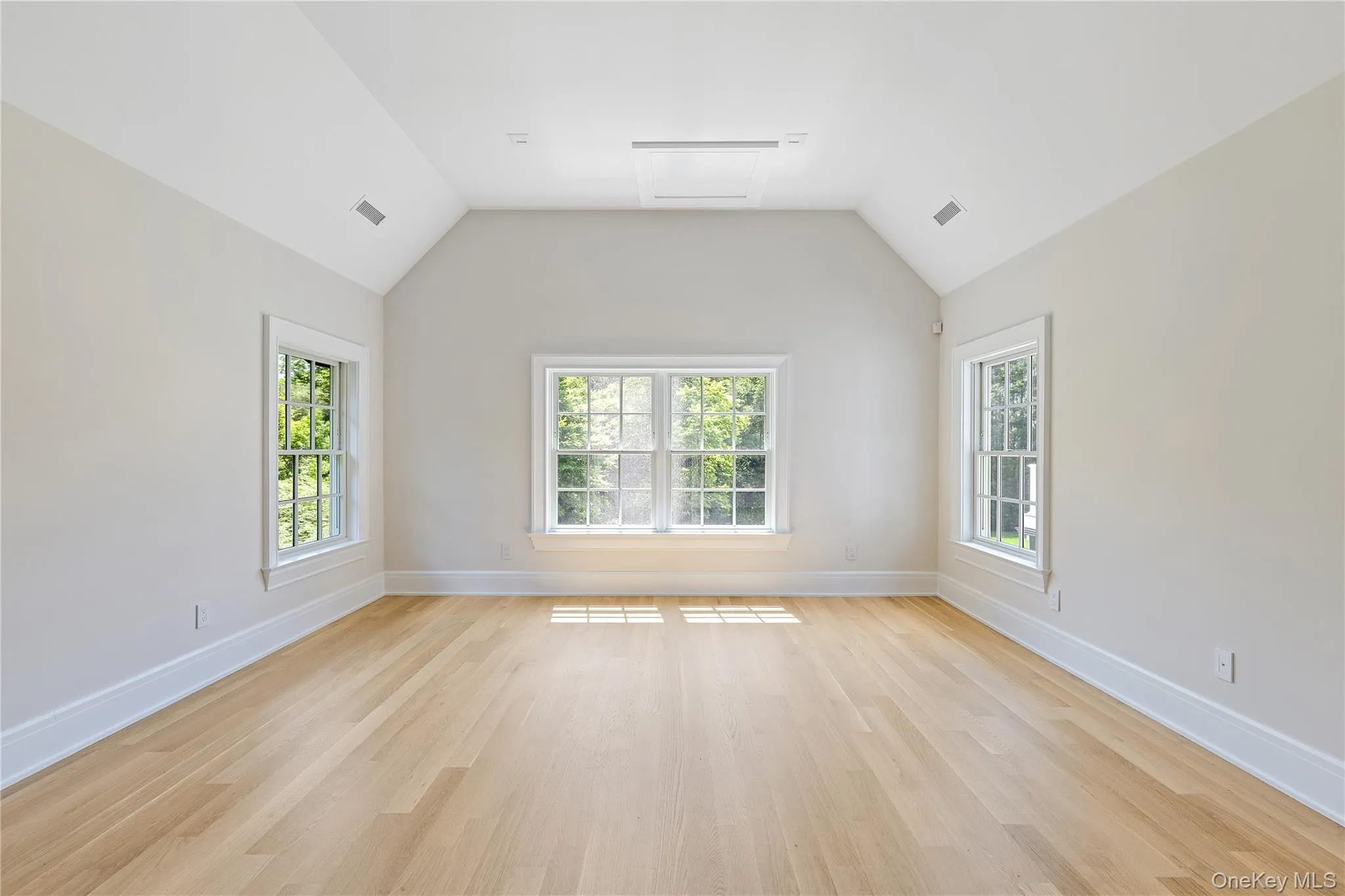The guest bedroom offers vaulted ceilings, generous proportions, and a peaceful atmosphere for family and visitors alike. The guest bedroom offers vaulted ceilings, generous proportions, and a peaceful atmosphere for family and visitors alike.