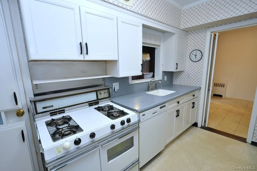The kitchen has a pass thru to the family room and also a door leading to the utility room/laundry room and access to the back yard. The kitchen has a pass thru to the family room and also a door leading to the utility room/laundry room and access to the back yard.
