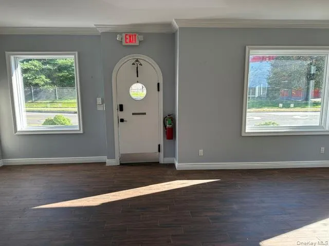 2 large windows 2 large windows