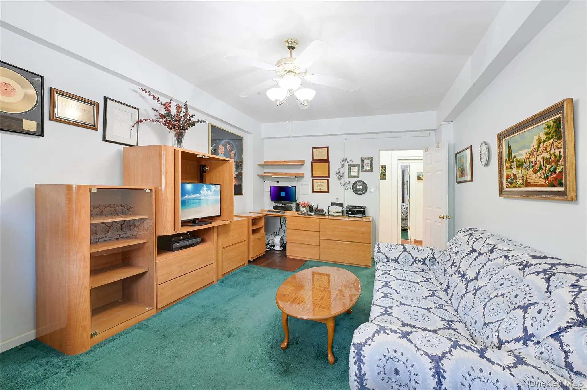 2nd bedroom - large enough for king-sized furniture 2nd bedroom - large enough for king-sized furniture