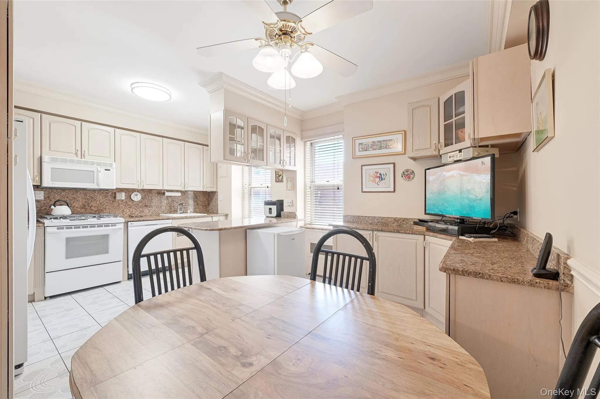 Possible 3rd bedroom without losing window in the kitchen Possible 3rd bedroom without losing window in the kitchen