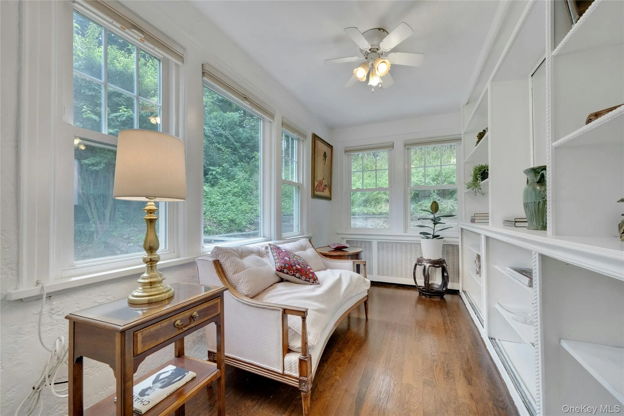 Built in book case with view of the side and backyard. Sunfilled space. Built in book case with view of the side and backyard. Sunfilled space.