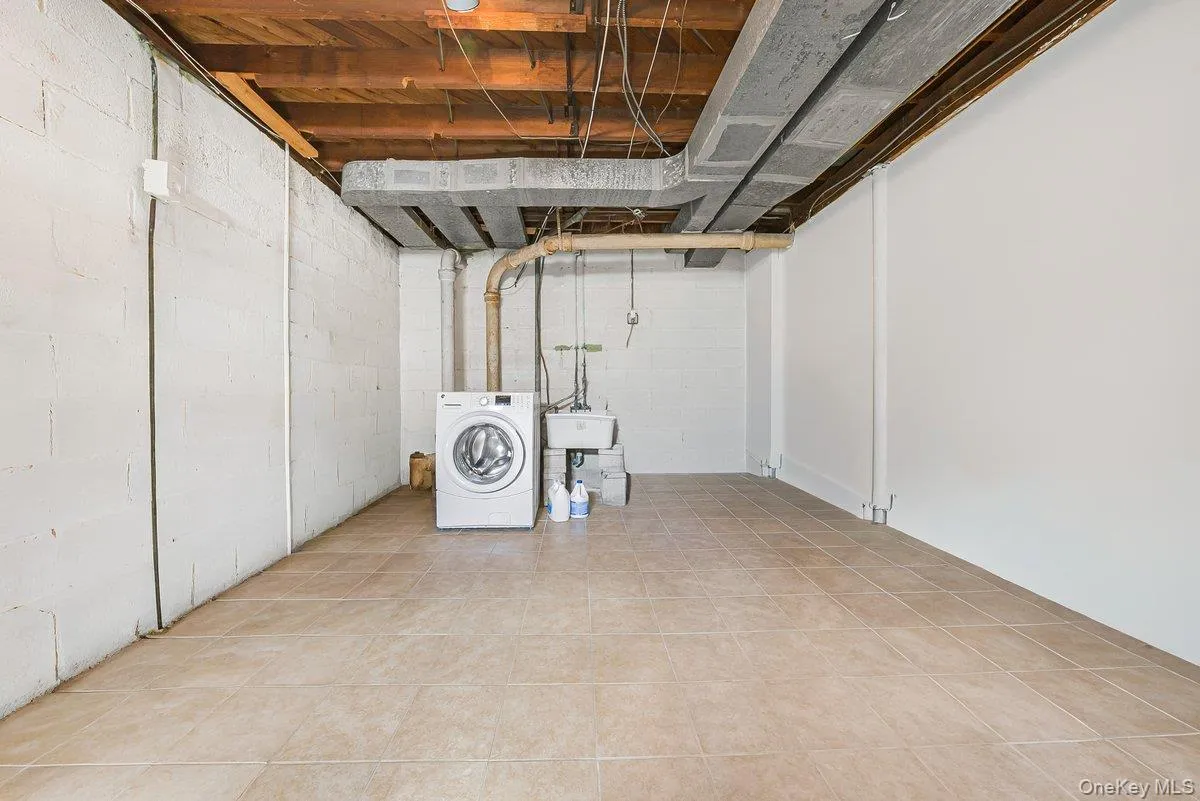 Laundry access, Utility and Storage Laundry access, Utility and Storage