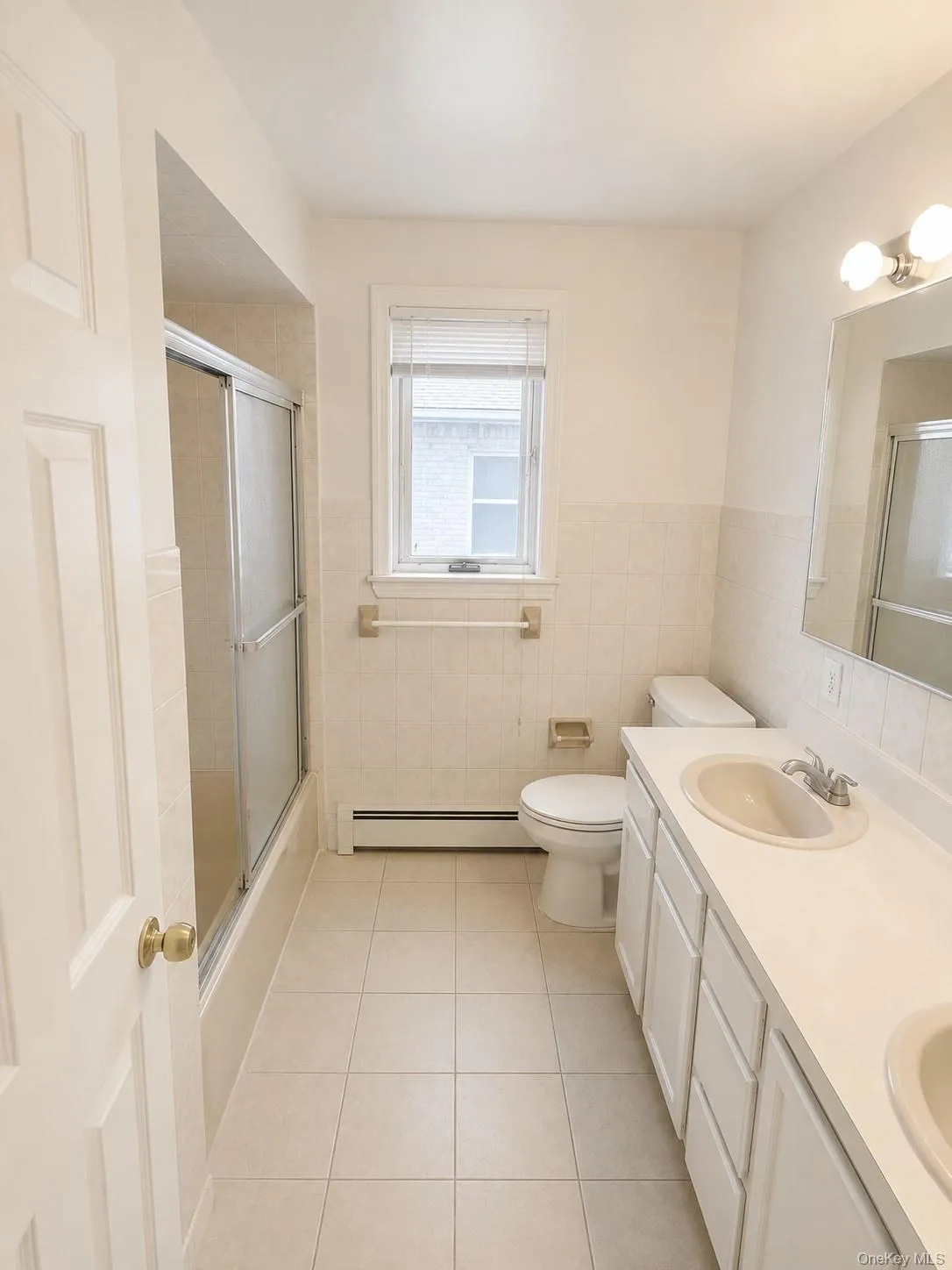Main Bathroom Main Bathroom