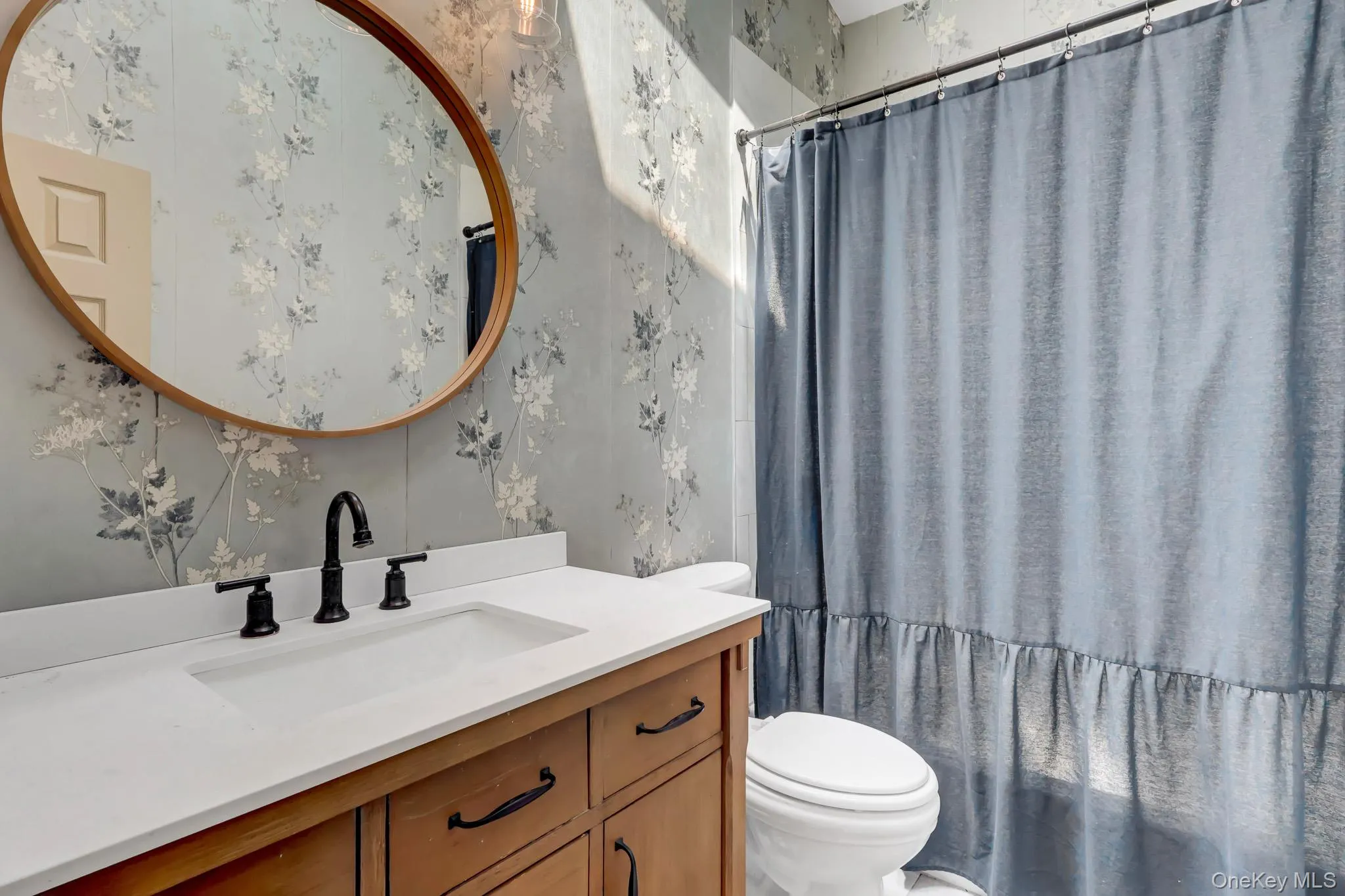 Main Bath with Tub and Shower Main Bath with Tub and Shower