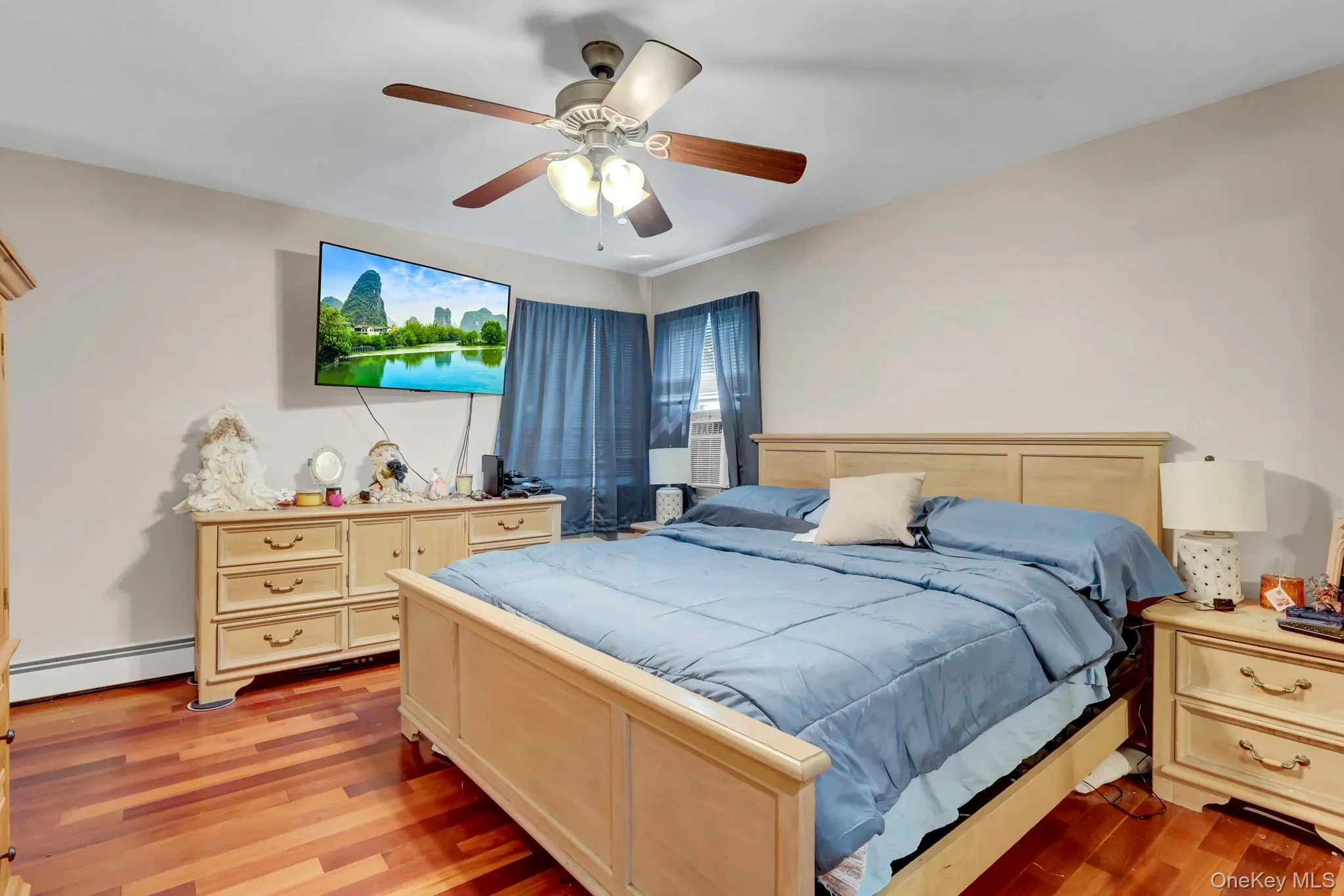 King Bedroom with Half Bath King Bedroom with Half Bath