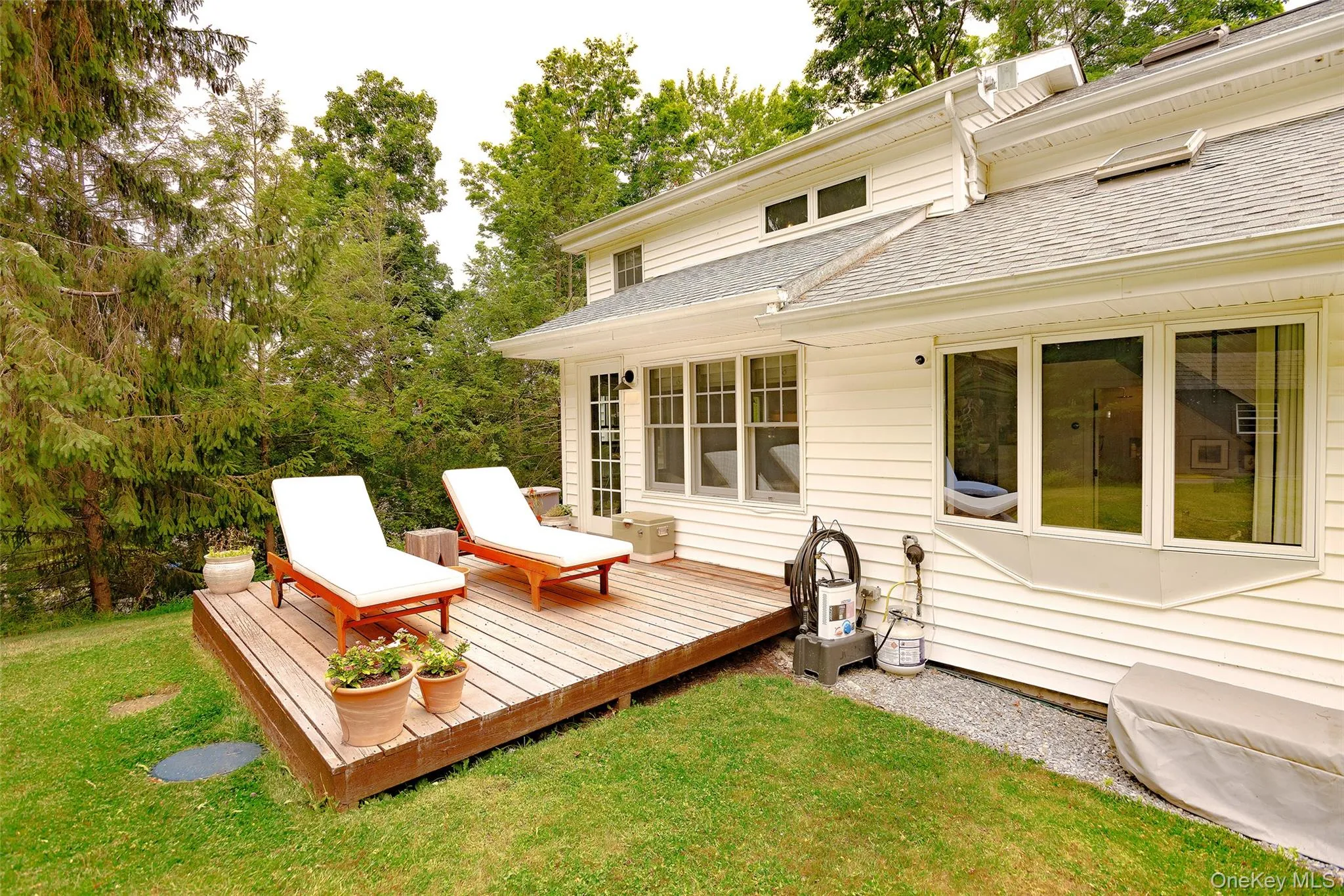 Beautiful deck just outside the kitchen sitting room. Beautiful deck just outside the kitchen sitting room.