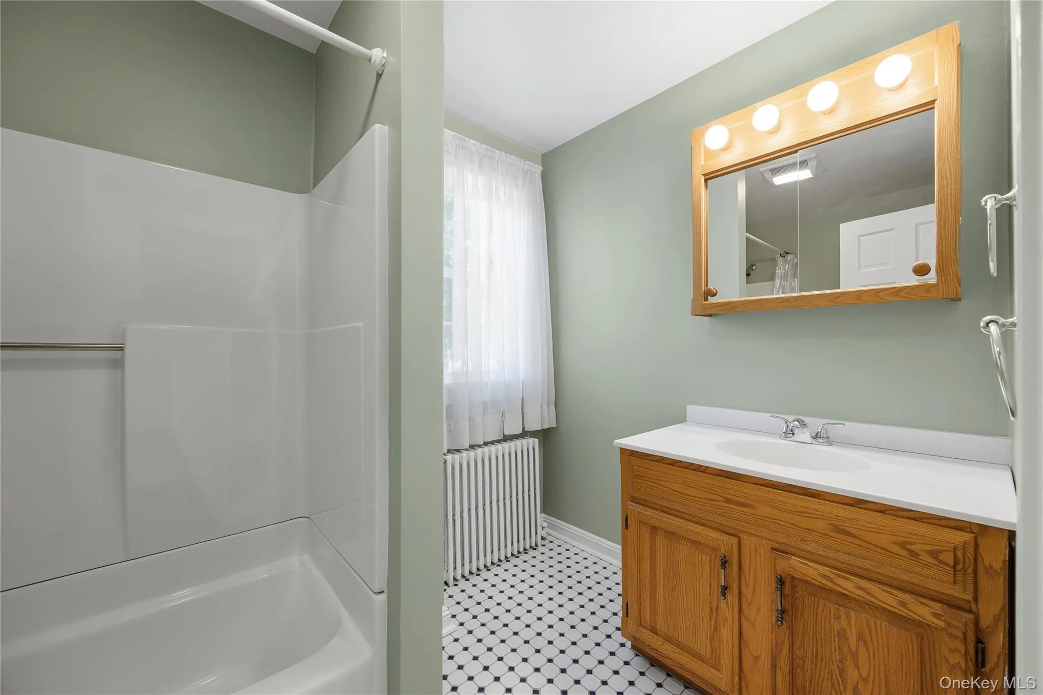 Full Bathroom on 2nd floor with tiled floor and bathtub/shower. Full Bathroom on 2nd floor with tiled floor and bathtub/shower.