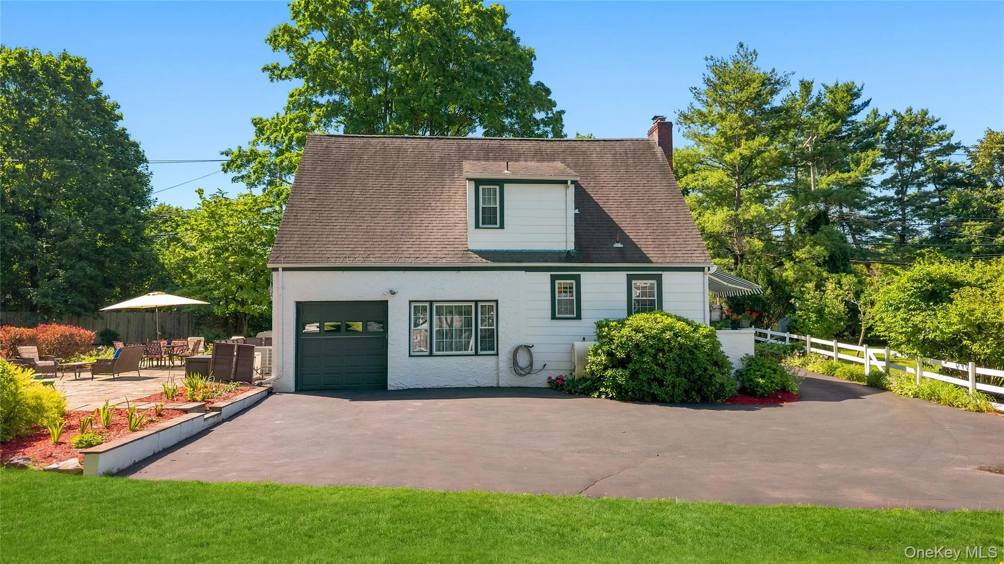 Huge driveway for plenty of off-street parking and view of expansive side patio Huge driveway for plenty of off-street parking and view of expansive side patio