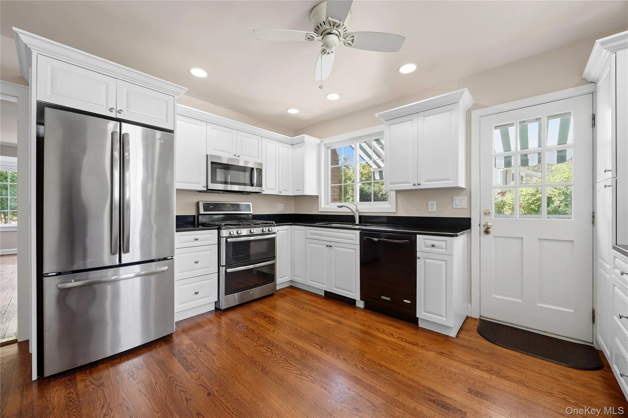 Updated EIK with hardwood floors and ceiling fan, plus a side entry. Updated EIK with hardwood floors and ceiling fan, plus a side entry.