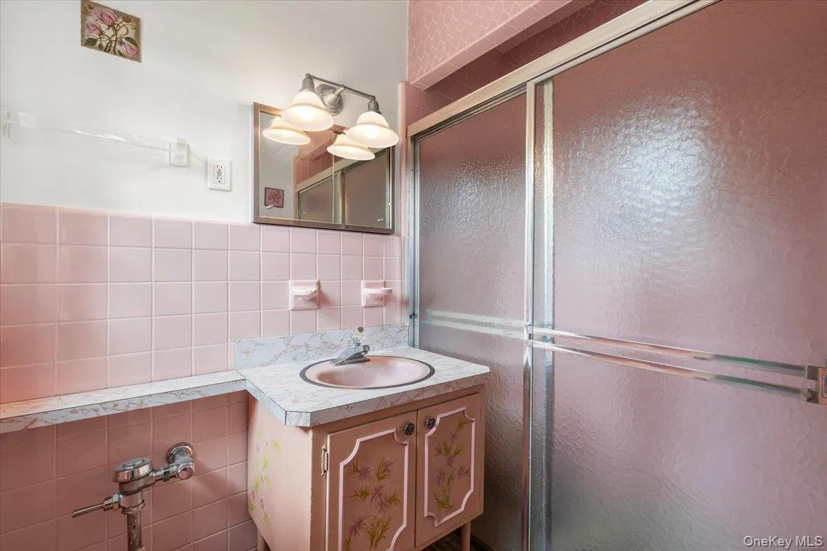 Ensuite from bedroom 2 Ensuite from bedroom 2