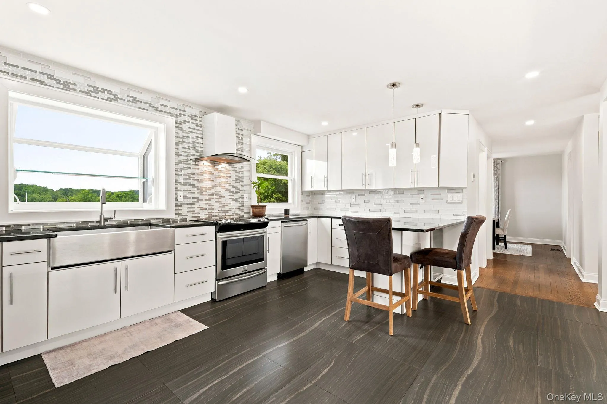 Quartz counters, premium finishes, unforgettable style. Quartz counters, premium finishes, unforgettable style.
