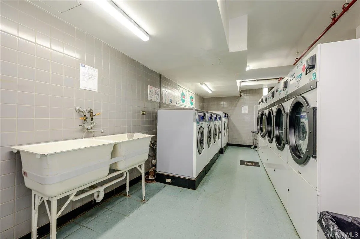 172-70 Highland Avenue, New York, NY, 1 Bedroom Bedrooms, 4 Rooms Rooms,1 BathroomBathrooms,Residential,For Rent,Highland,0,1024017 172-70 Highland Avenue, New York, NY, 1 Bedroom Bedrooms, 4 Rooms Rooms,1 BathroomBathrooms,Residential,For Rent,Highland,0,1024017