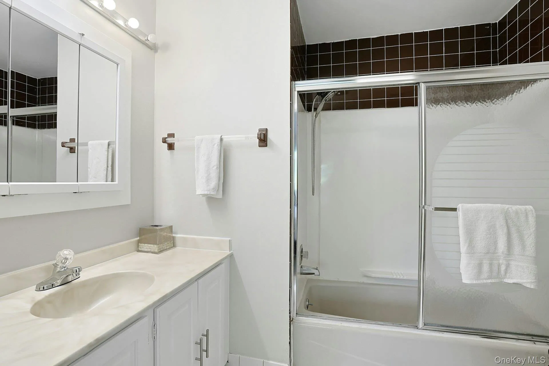 A bright and inviting en suite bathroom with shower and bathtub, designed for comfort and convenience. A bright and inviting en suite bathroom with shower and bathtub, designed for comfort and convenience.