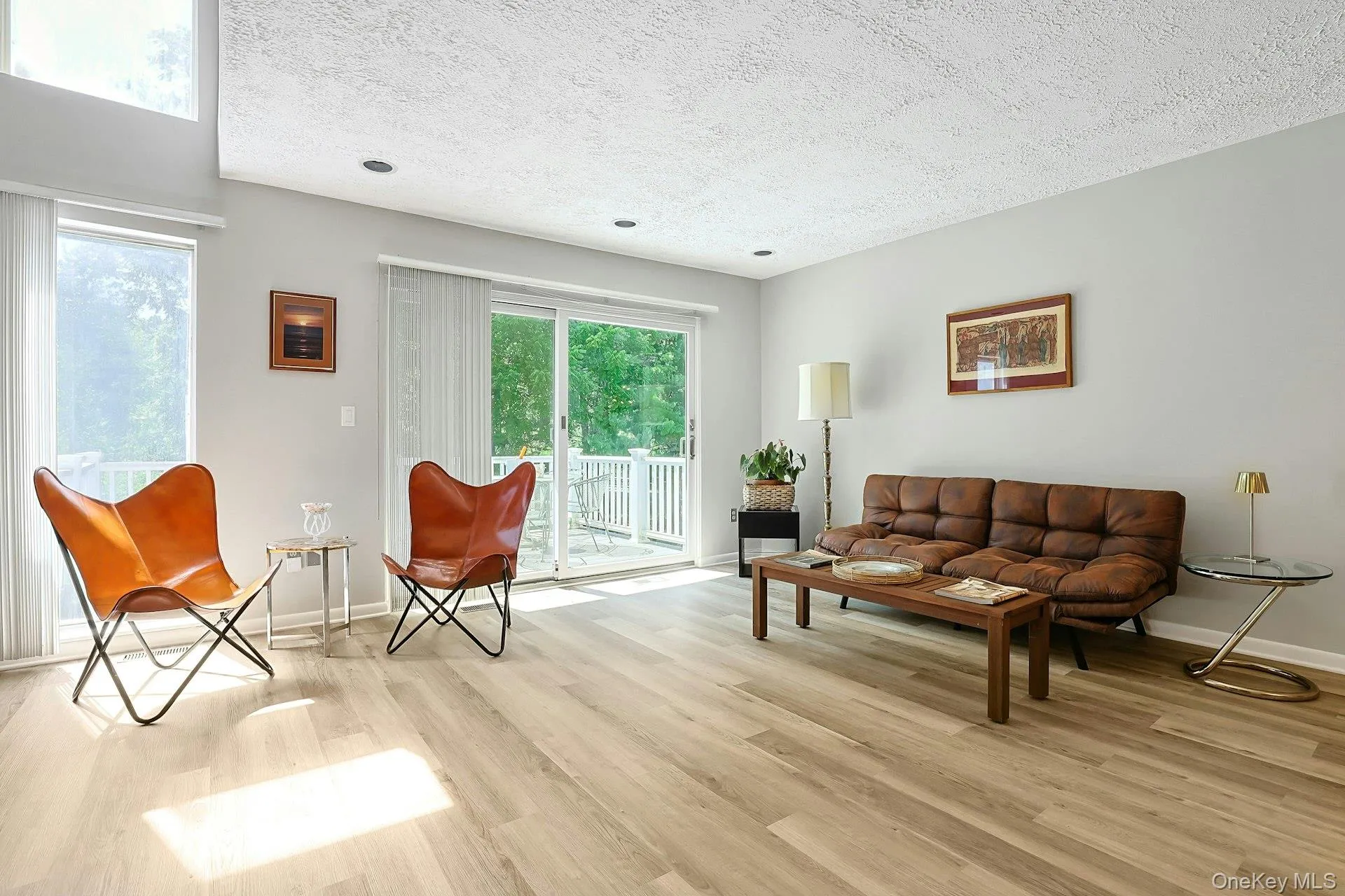 Bright and spacious living room offering comfort and great natural light. Bright and spacious living room offering comfort and great natural light.