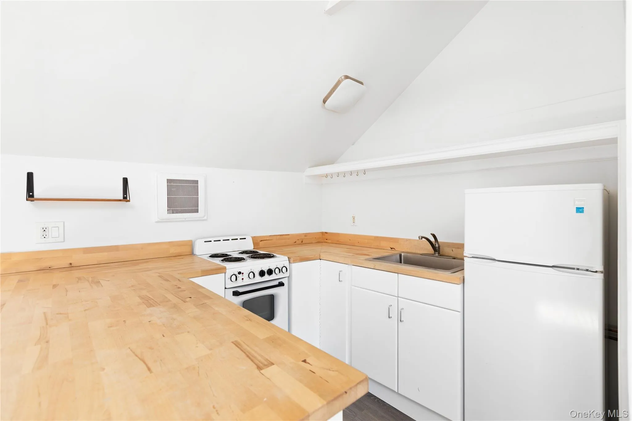 128 Country Road, Brookhaven, NY, 1 Room Rooms,1 BathroomBathrooms,Residential Lease,For Rent,Country,0,1024037 128 Country Road, Brookhaven, NY, 1 Room Rooms,1 BathroomBathrooms,Residential Lease,For Rent,Country,0,1024037