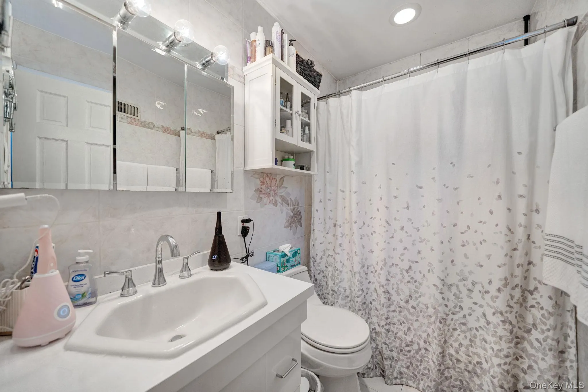 Full primary en-suite bathroom Full primary en-suite bathroom
