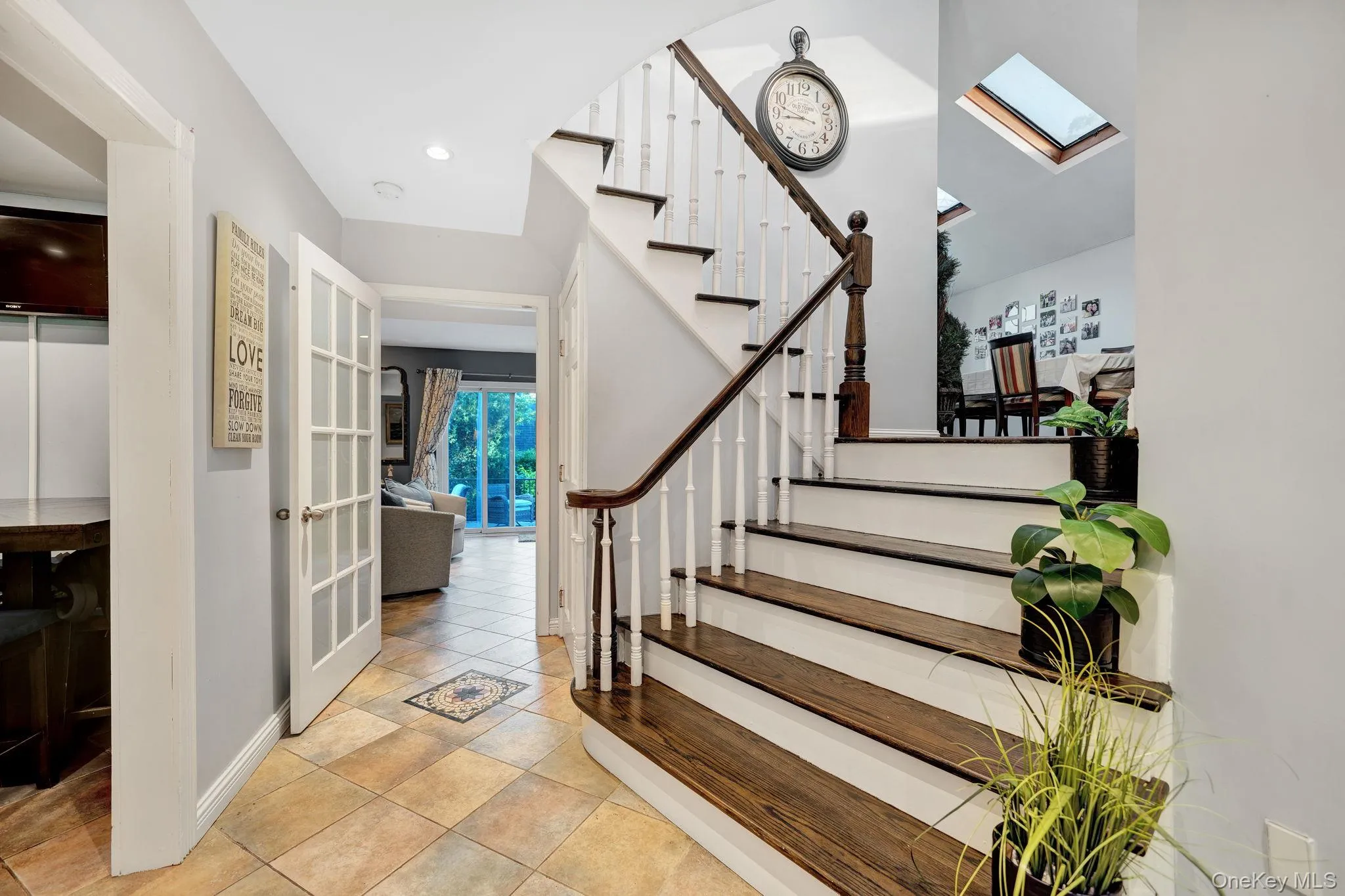 Entrance to kitchen, family room, basement and dining room Entrance to kitchen, family room, basement and dining room