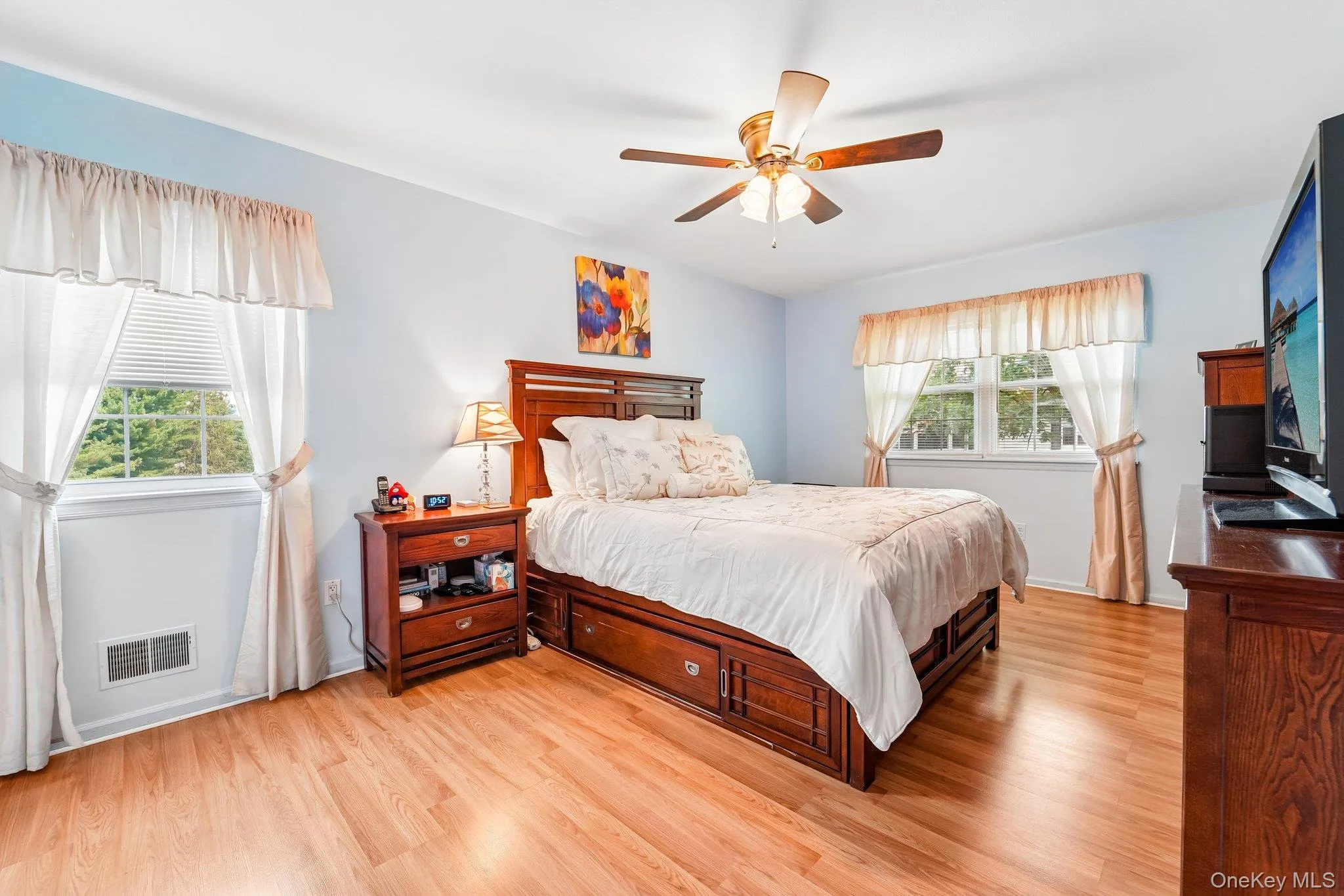 Neutral decor and TWO windows (end-unit) with views out to professionally landscaped grounds. Neutral decor and TWO windows (end-unit) with views out to professionally landscaped grounds.