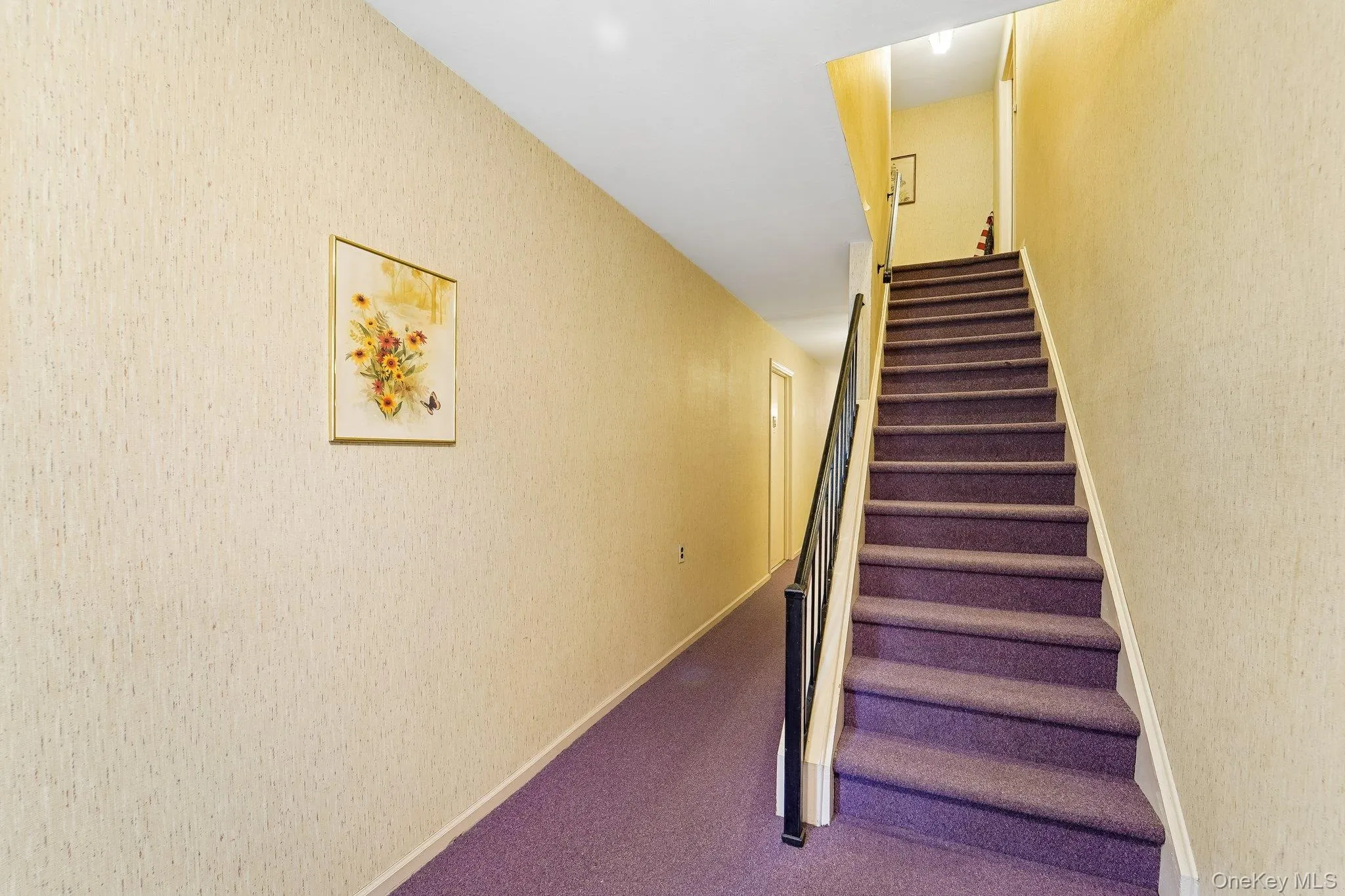 Well-kept hallway. This is an upstairs unit (second floor). Well-kept hallway. This is an upstairs unit (second floor).