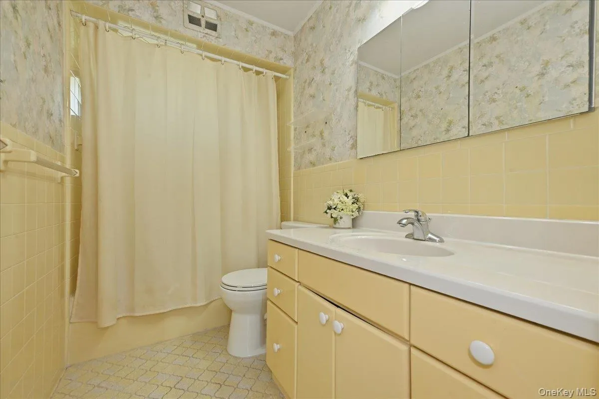 672 Westbury Avenue, North Hempstead, NY, 4 Bedrooms Bedrooms, 8 Rooms Rooms,2 BathroomsBathrooms,Residential,For Rent,Westbury,0,1024082 672 Westbury Avenue, North Hempstead, NY, 4 Bedrooms Bedrooms, 8 Rooms Rooms,2 BathroomsBathrooms,Residential,For Rent,Westbury,0,1024082