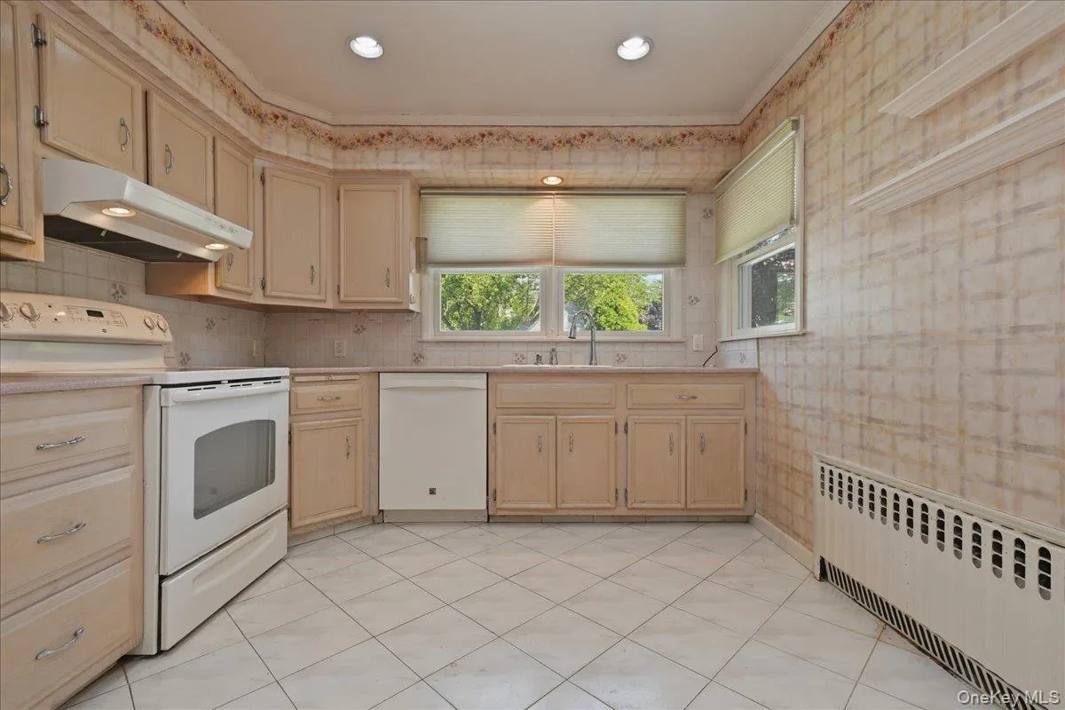 672 Westbury Avenue, North Hempstead, NY, 4 Bedrooms Bedrooms, 8 Rooms Rooms,2 BathroomsBathrooms,Residential,For Rent,Westbury,0,1024082 672 Westbury Avenue, North Hempstead, NY, 4 Bedrooms Bedrooms, 8 Rooms Rooms,2 BathroomsBathrooms,Residential,For Rent,Westbury,0,1024082