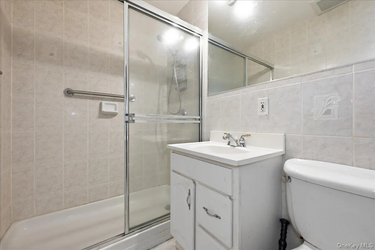 Main level Bathroom Main level Bathroom