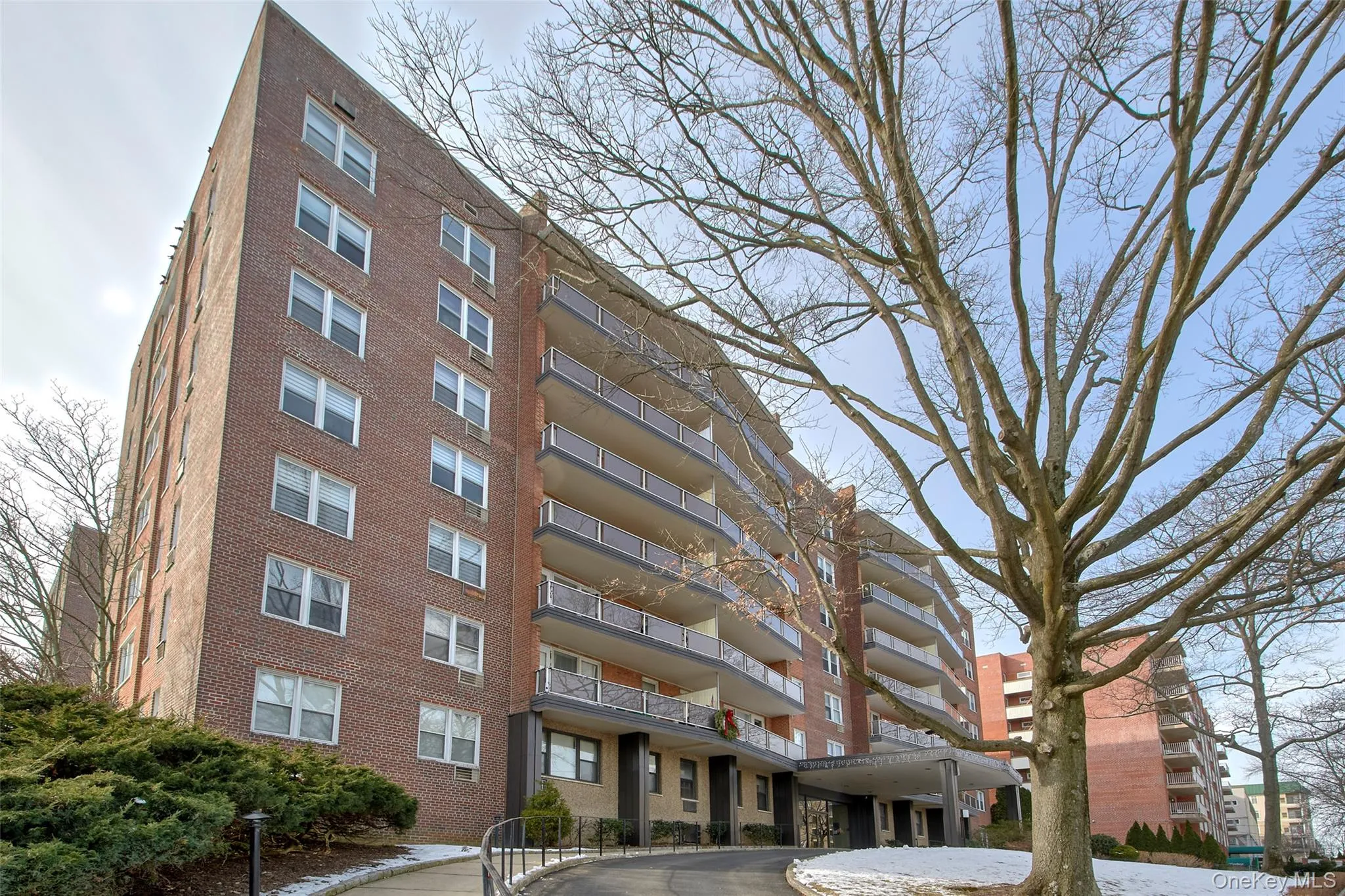 The Summit features a driveway to the covered front entrance. The Summit features a driveway to the covered front entrance.
