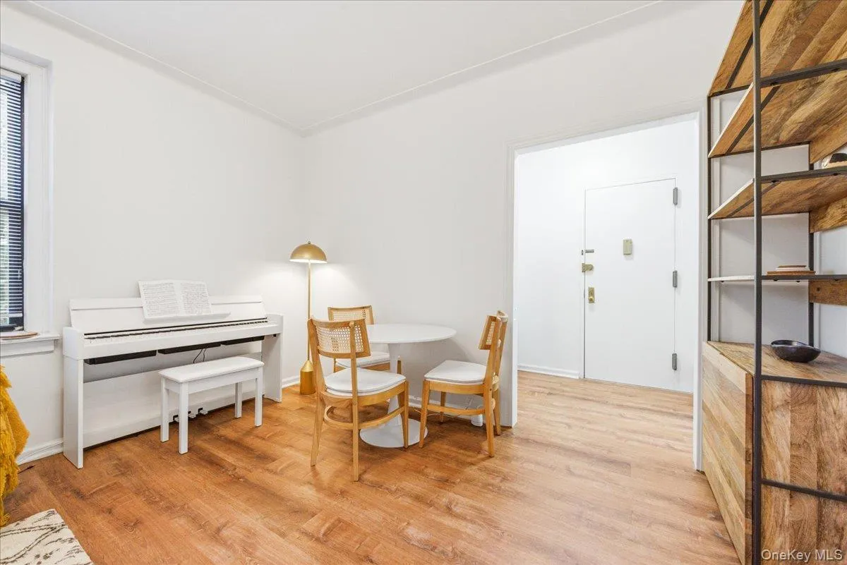 62-64 Saunders Street, New York, NY, 1 Bedroom Bedrooms, 4 Rooms Rooms,1 BathroomBathrooms,Residential Lease,For Rent,Saunders,0,1024111 62-64 Saunders Street, New York, NY, 1 Bedroom Bedrooms, 4 Rooms Rooms,1 BathroomBathrooms,Residential Lease,For Rent,Saunders,0,1024111