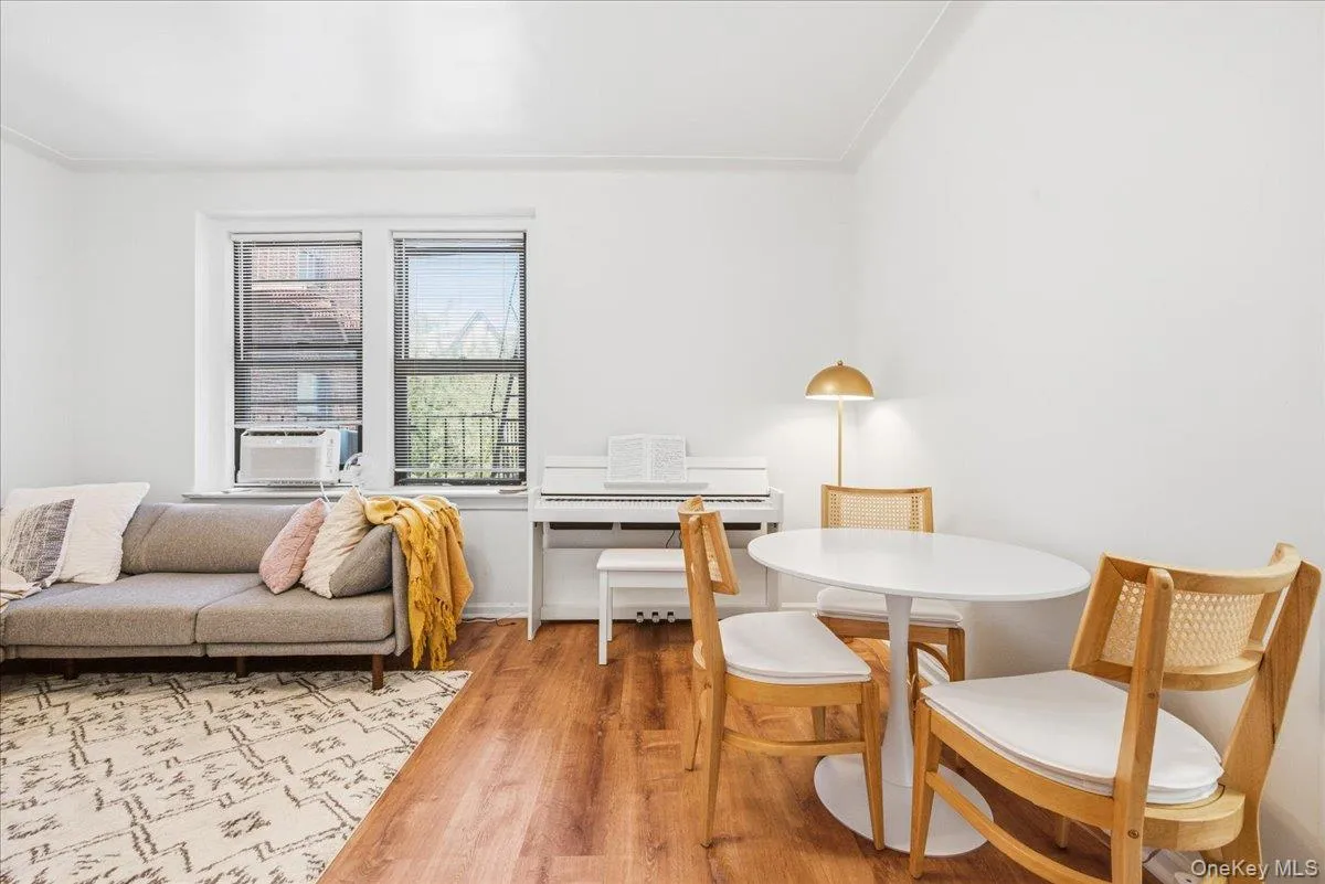 62-64 Saunders Street, New York, NY, 1 Bedroom Bedrooms, 4 Rooms Rooms,1 BathroomBathrooms,Residential Lease,For Rent,Saunders,0,1024111 62-64 Saunders Street, New York, NY, 1 Bedroom Bedrooms, 4 Rooms Rooms,1 BathroomBathrooms,Residential Lease,For Rent,Saunders,0,1024111