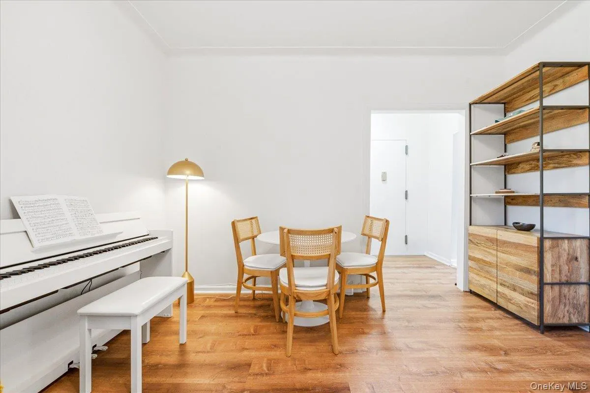 62-64 Saunders Street, New York, NY, 1 Bedroom Bedrooms, 4 Rooms Rooms,1 BathroomBathrooms,Residential Lease,For Rent,Saunders,0,1024111 62-64 Saunders Street, New York, NY, 1 Bedroom Bedrooms, 4 Rooms Rooms,1 BathroomBathrooms,Residential Lease,For Rent,Saunders,0,1024111