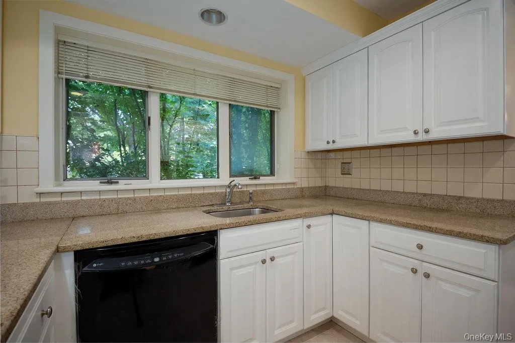 Side sink with double window Side sink with double window