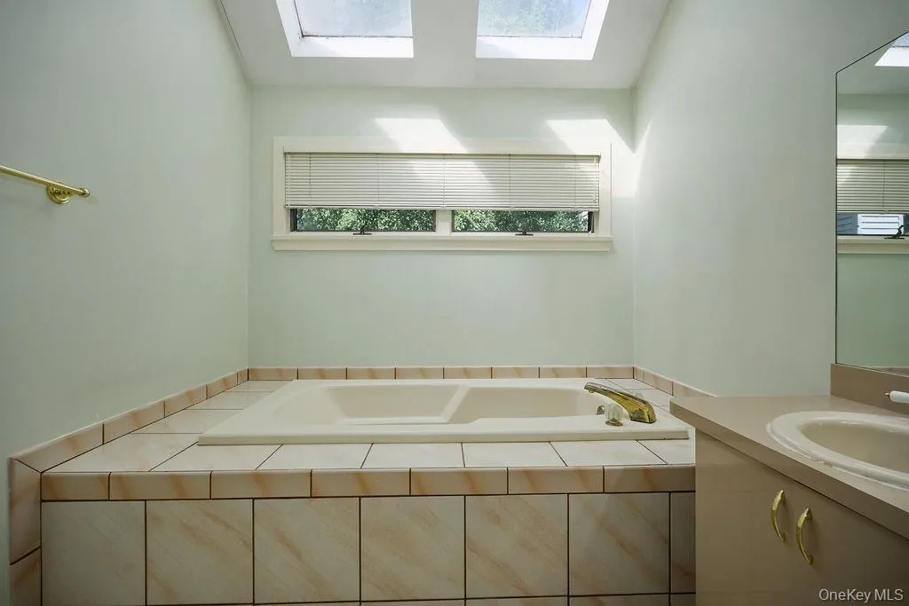Enjoy bathing in the Jacuzzi tub with two skylights above Enjoy bathing in the Jacuzzi tub with two skylights above