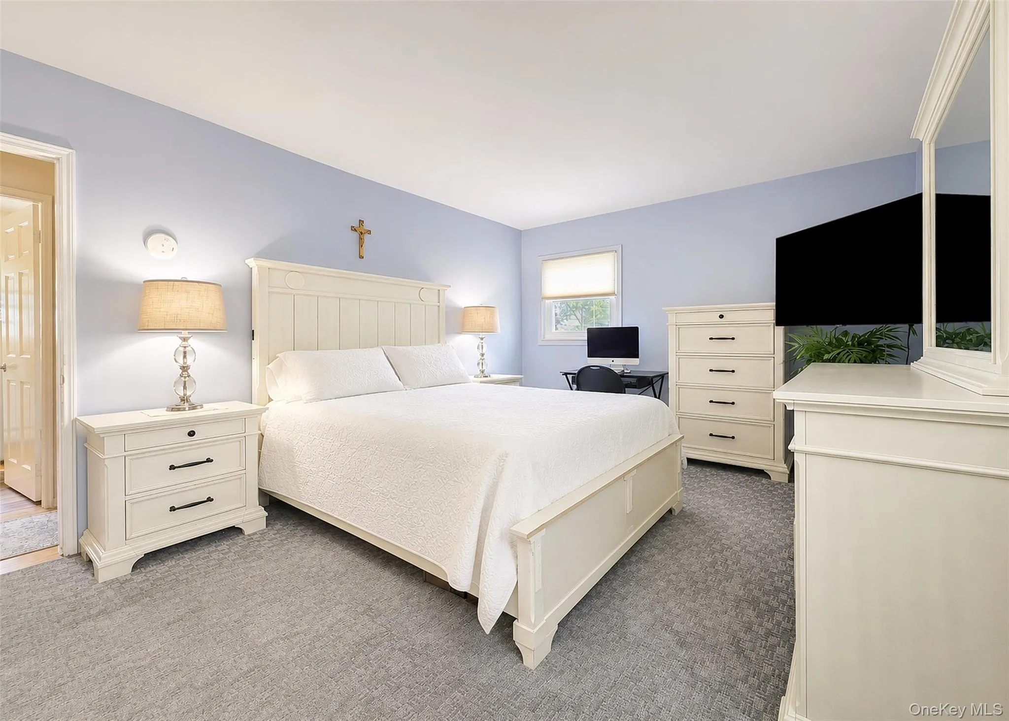 Upper Level - Spacious & Lovely Primary Bedrm Ensuite With W/W Carpet (HW Flooring Under Carpet). Upper Level - Spacious & Lovely Primary Bedrm Ensuite With W/W Carpet (HW Flooring Under Carpet).