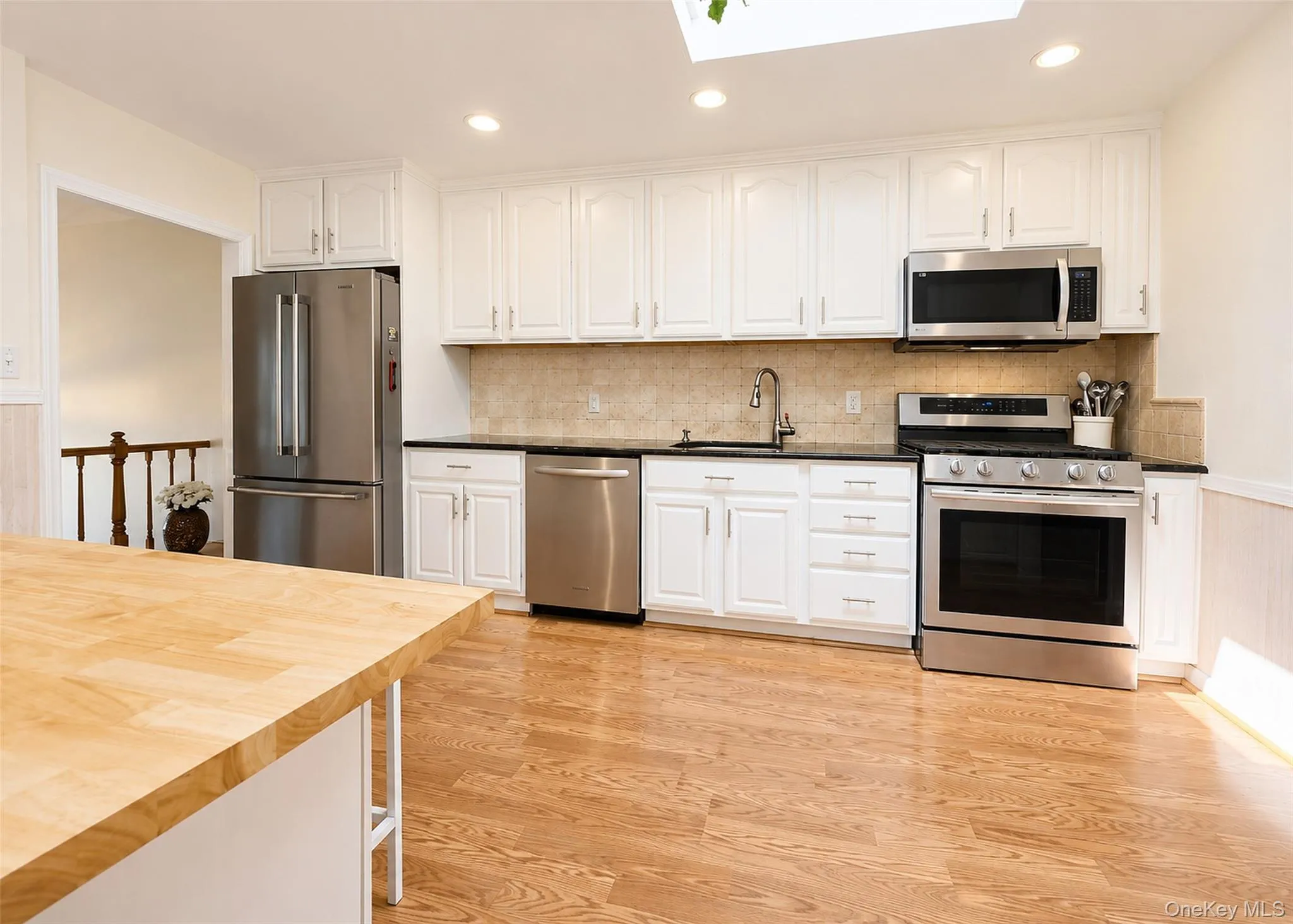 Upper Level - Beautiful Eik With Granite Counter & Tile Backpslash. Upper Level - Beautiful Eik With Granite Counter & Tile Backpslash.