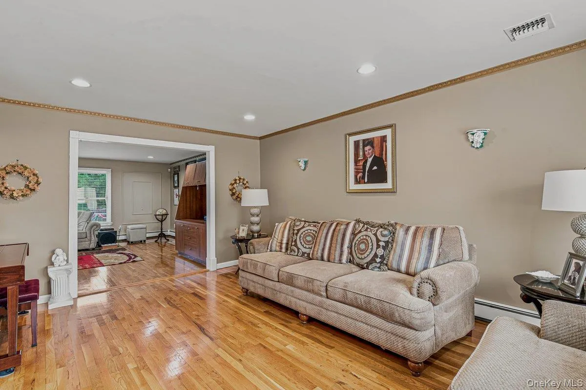 91 Macgregor Avenue, North Hempstead, NY, 4 Bedrooms Bedrooms, 9 Rooms Rooms,2 BathroomsBathrooms,Residential,For Rent,Macgregor,0,1024186 91 Macgregor Avenue, North Hempstead, NY, 4 Bedrooms Bedrooms, 9 Rooms Rooms,2 BathroomsBathrooms,Residential,For Rent,Macgregor,0,1024186