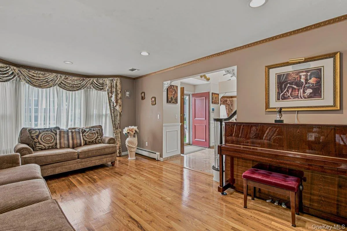 91 Macgregor Avenue, North Hempstead, NY, 4 Bedrooms Bedrooms, 9 Rooms Rooms,2 BathroomsBathrooms,Residential,For Rent,Macgregor,0,1024186 91 Macgregor Avenue, North Hempstead, NY, 4 Bedrooms Bedrooms, 9 Rooms Rooms,2 BathroomsBathrooms,Residential,For Rent,Macgregor,0,1024186