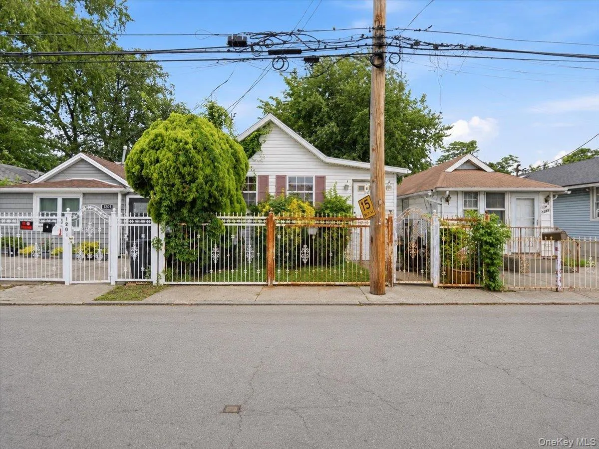 1202 Harding Park, New York, NY, 3 Bedrooms Bedrooms, 5 Rooms Rooms,2 BathroomsBathrooms,Residential,For Rent,Harding,0,1024198 1202 Harding Park, New York, NY, 3 Bedrooms Bedrooms, 5 Rooms Rooms,2 BathroomsBathrooms,Residential,For Rent,Harding,0,1024198