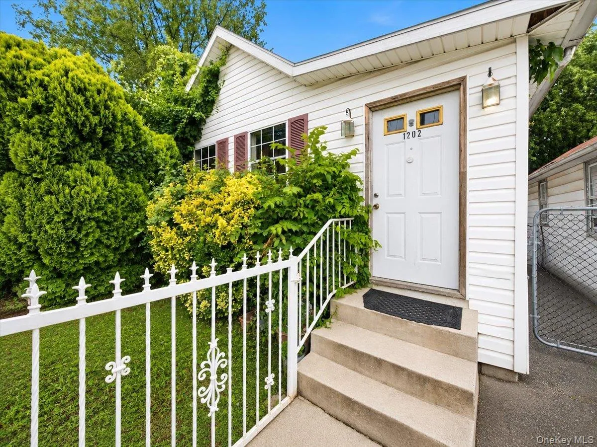 1202 Harding Park, New York, NY, 3 Bedrooms Bedrooms, 5 Rooms Rooms,2 BathroomsBathrooms,Residential,For Rent,Harding,0,1024198 1202 Harding Park, New York, NY, 3 Bedrooms Bedrooms, 5 Rooms Rooms,2 BathroomsBathrooms,Residential,For Rent,Harding,0,1024198