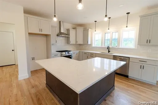 Model images for illustrative purposes and may show optional upgrades, Home features, finishes, colors, materials and specifications may vary. Model images for illustrative purposes and may show optional upgrades, Home features, finishes, colors, materials and specifications may vary.