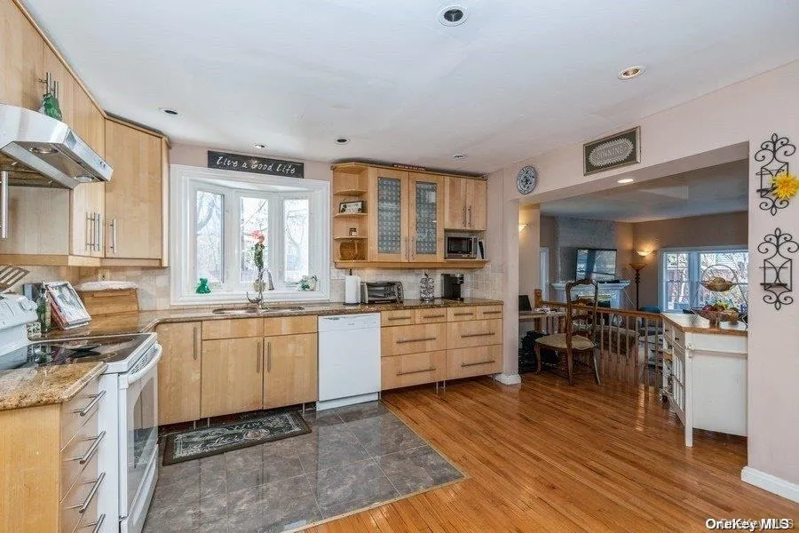 93 Beacon Hill Road, North Hempstead, NY, 4 Bedrooms Bedrooms, 10 Rooms Rooms,3 BathroomsBathrooms,Residential,For Rent,Beacon Hill,0,1024223 93 Beacon Hill Road, North Hempstead, NY, 4 Bedrooms Bedrooms, 10 Rooms Rooms,3 BathroomsBathrooms,Residential,For Rent,Beacon Hill,0,1024223
