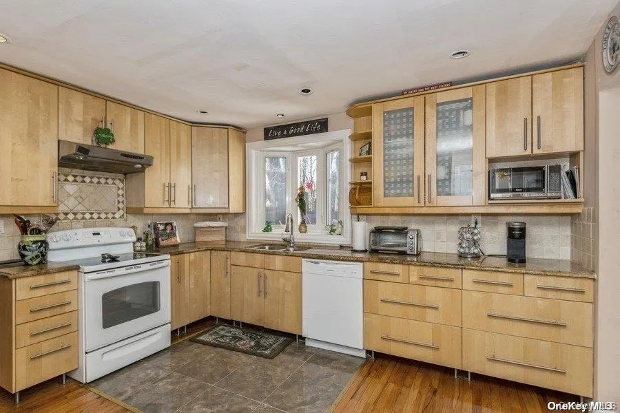 93 Beacon Hill Road, North Hempstead, NY, 4 Bedrooms Bedrooms, 10 Rooms Rooms,3 BathroomsBathrooms,Residential,For Rent,Beacon Hill,0,1024223 93 Beacon Hill Road, North Hempstead, NY, 4 Bedrooms Bedrooms, 10 Rooms Rooms,3 BathroomsBathrooms,Residential,For Rent,Beacon Hill,0,1024223