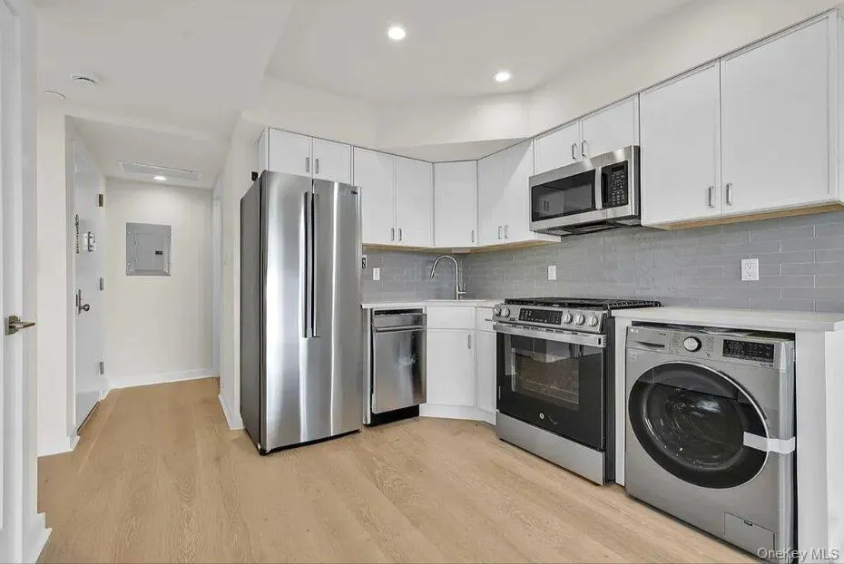 2525 31st Avenue, New York, NY, 1 Bedroom Bedrooms, 3 Rooms Rooms,1 BathroomBathrooms,Residential,For Rent,31st,0,1024264 2525 31st Avenue, New York, NY, 1 Bedroom Bedrooms, 3 Rooms Rooms,1 BathroomBathrooms,Residential,For Rent,31st,0,1024264