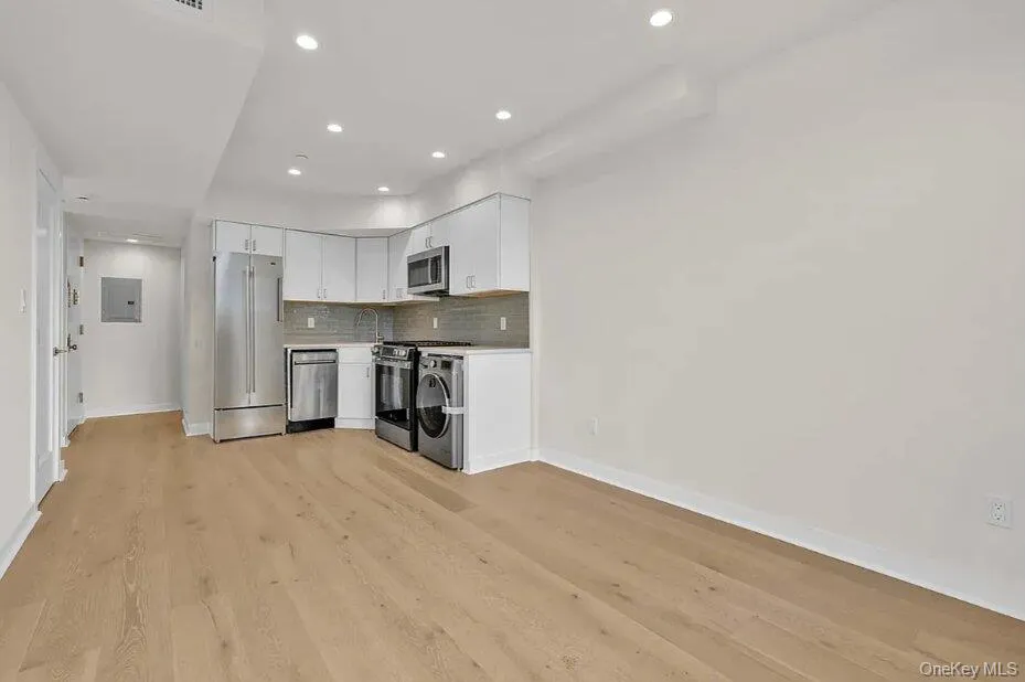 2525 31st Avenue, New York, NY, 1 Bedroom Bedrooms, 3 Rooms Rooms,1 BathroomBathrooms,Residential,For Rent,31st,0,1024264 2525 31st Avenue, New York, NY, 1 Bedroom Bedrooms, 3 Rooms Rooms,1 BathroomBathrooms,Residential,For Rent,31st,0,1024264