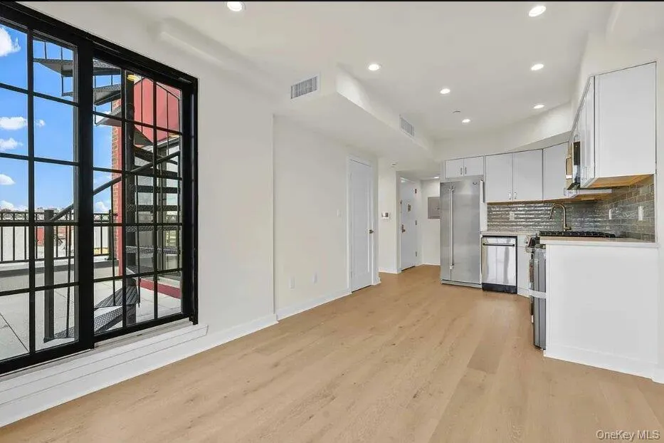 2525 31st Avenue, New York, NY, 1 Bedroom Bedrooms, 3 Rooms Rooms,1 BathroomBathrooms,Residential,For Rent,31st,0,1024264 2525 31st Avenue, New York, NY, 1 Bedroom Bedrooms, 3 Rooms Rooms,1 BathroomBathrooms,Residential,For Rent,31st,0,1024264