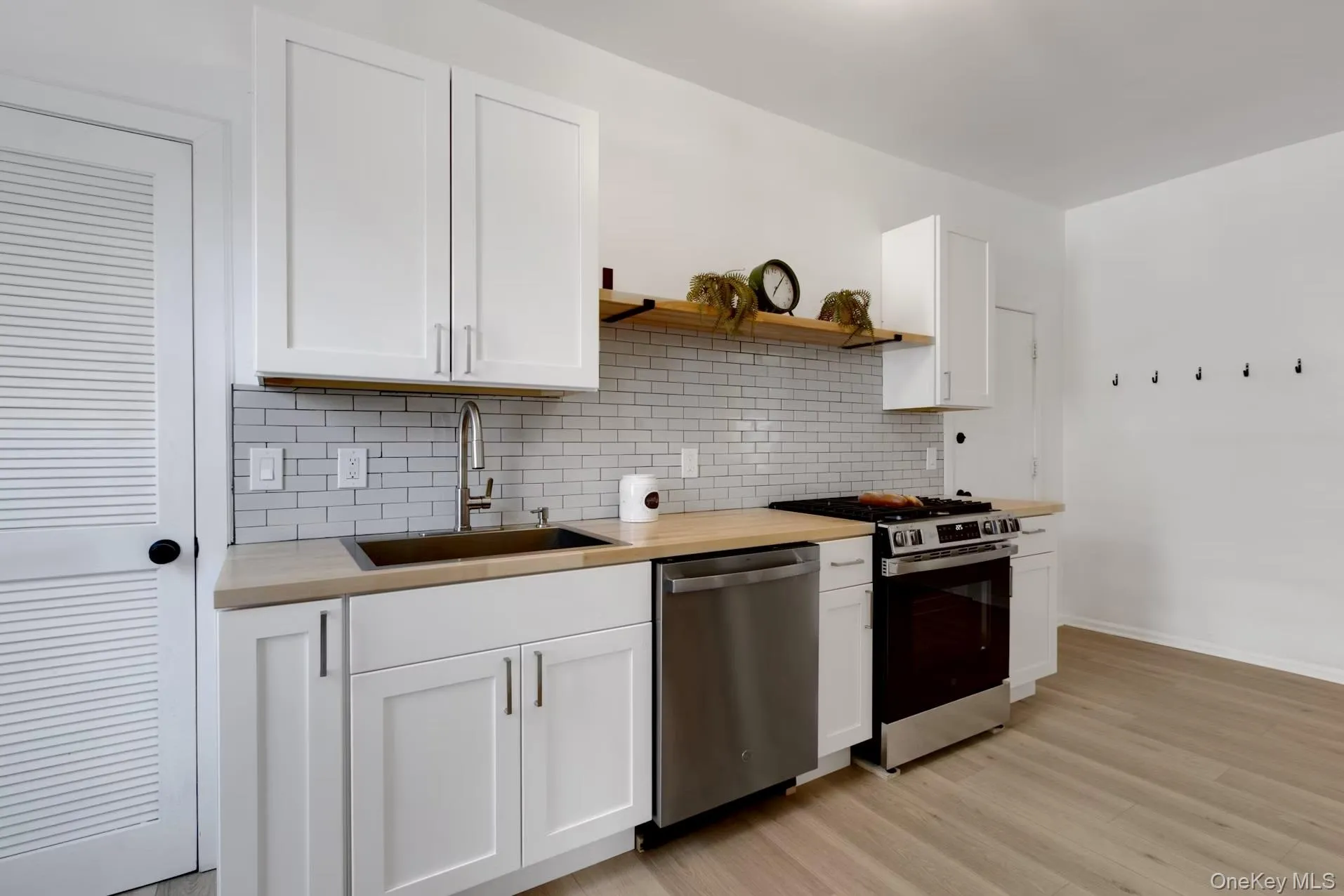 169 Broadway, Orangetown, NY, 2 Bedrooms Bedrooms, 6 Rooms Rooms,2 BathroomsBathrooms,Residential Lease,For Rent,Broadway,0,1024266 169 Broadway, Orangetown, NY, 2 Bedrooms Bedrooms, 6 Rooms Rooms,2 BathroomsBathrooms,Residential Lease,For Rent,Broadway,0,1024266