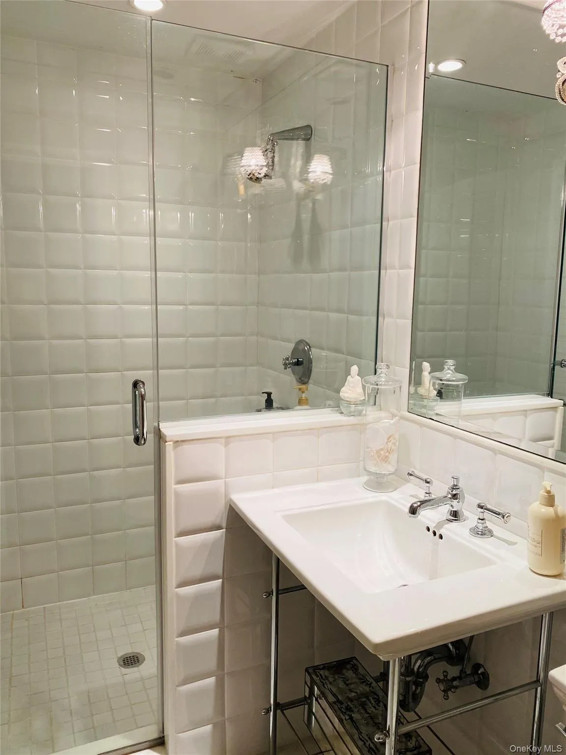 1011 Madeira Boulevard, Huntington, NY, 1 Bedroom Bedrooms, 3 Rooms Rooms,1 BathroomBathrooms,Residential Lease,For Rent,Madeira,0,1024283 1011 Madeira Boulevard, Huntington, NY, 1 Bedroom Bedrooms, 3 Rooms Rooms,1 BathroomBathrooms,Residential Lease,For Rent,Madeira,0,1024283